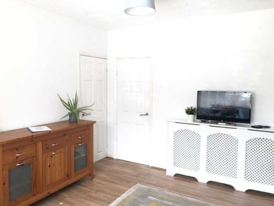 Two Bedroom Terrace House With Parking Kingston upon Hull Zewnętrze zdjęcie